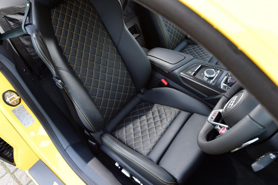 Интерьер Audi R8 V10 Plus 2015 года  (UK) (фото 14 из 31)